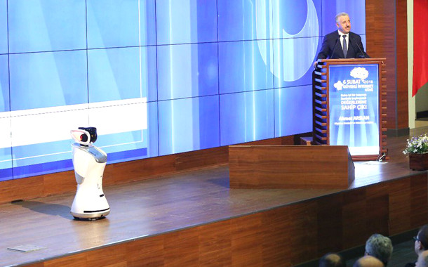 Ulaştırma Bakanı, Sözünü Kesen Robota Tepki Gösterdi