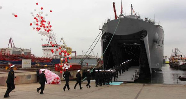 Tuzla’da İnşa Edilen Dünyanın En Büyük Amfibi Gemisi Deniz Kuvvetlerine Teslim Edildi
