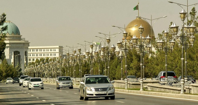 Türkmenistan’da Renkli Arabalar Yasaklandı, Başkentte Beyaz Boya Kıtlığı Yaşanıyor