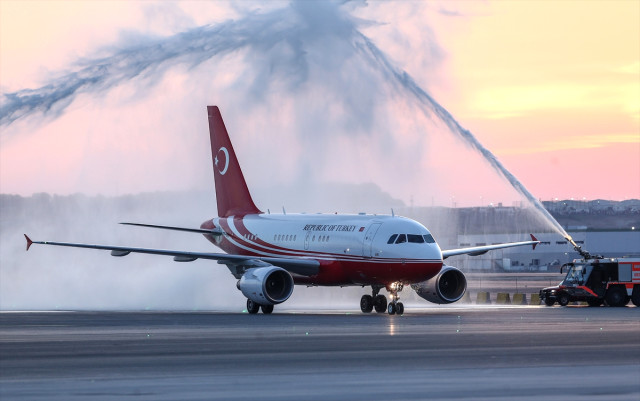 Erdoğan’ın Uçağı 3. Havalimanında Su Takı ile Karşılandı