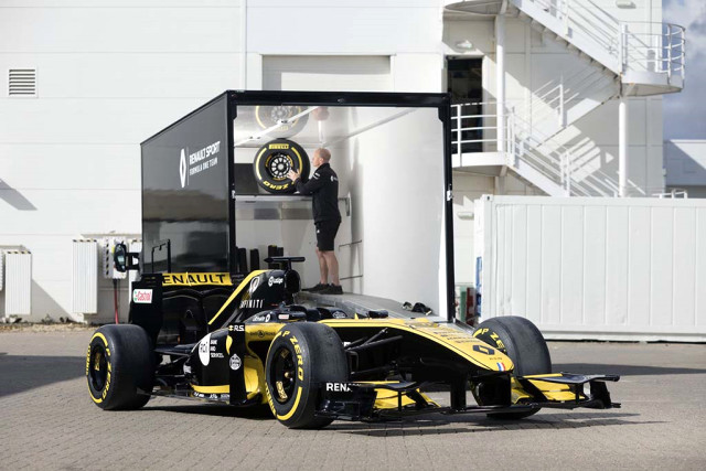 Renault F1 Araçlarını Orta Boy Van ile Taşıyor