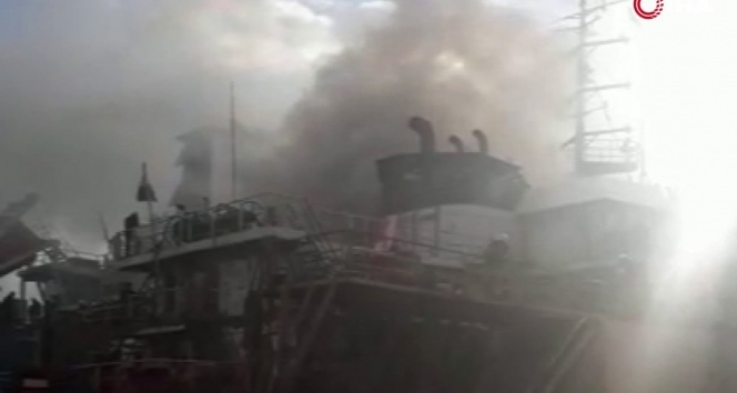 Tuzla’da tersanede gemi yangını