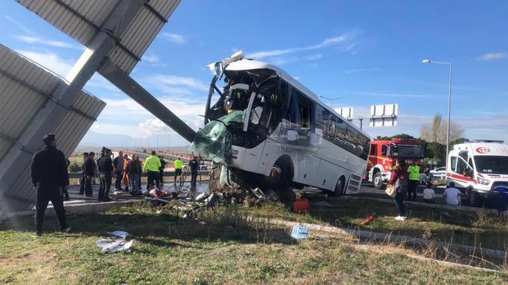 Denizli’de tıp otobüsü ile araba çarpıştı! Yaralılar var