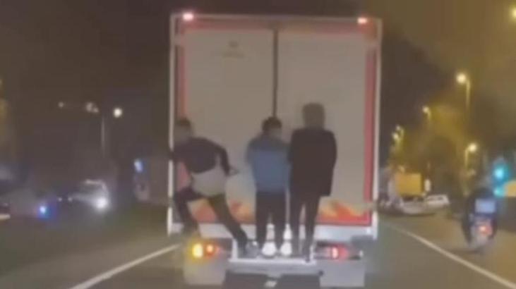 Çocukların trafikte tehlikeli oyunu! Endişe dolu anlar