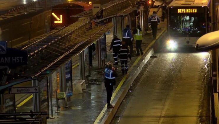 Metrobüs durağa çarptı! 1 kişi yaralandı