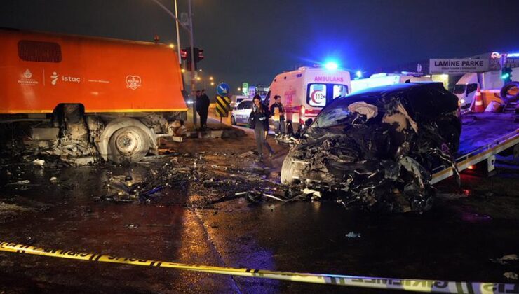 Esenyurt gece yarısı feci kaza: Kırmızı ışıkta geçen cipteki 2 kişi öldü