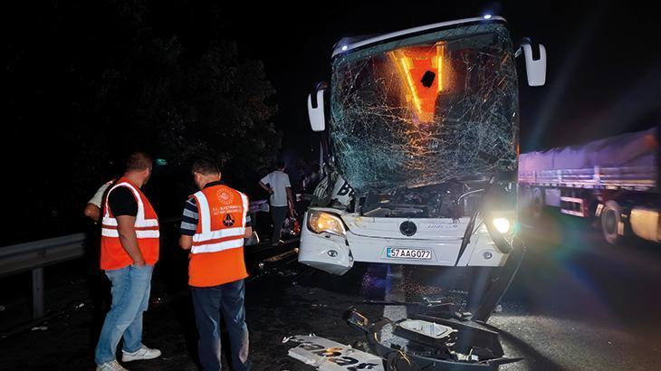 Düzce’de feci kaza! Yolcu otobüsü, TIR’a çarptı: 25 yaralı