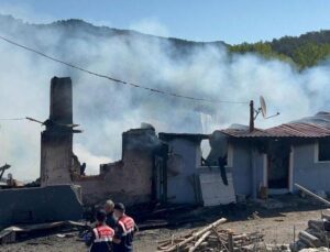 Yer: Kastamonu! Alevler 3 konutu yuttu: 17 yaşındaki genç kayıp