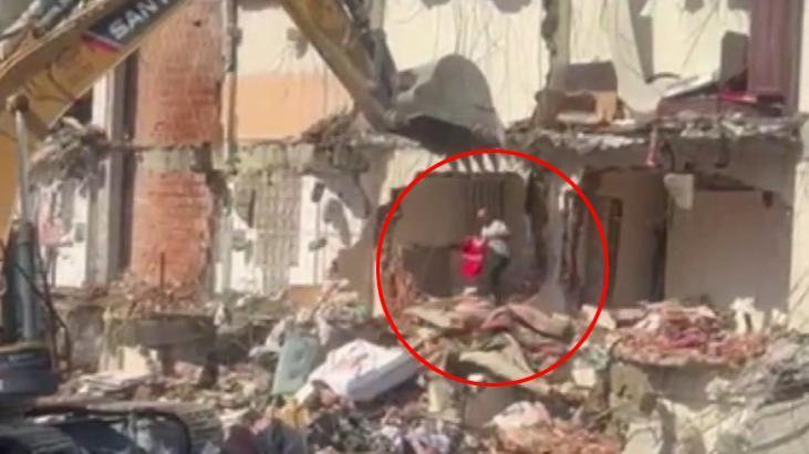 Yıkılan binada asılı Türk bayrağını gördü! Çabucak çalışmayı durdurdu