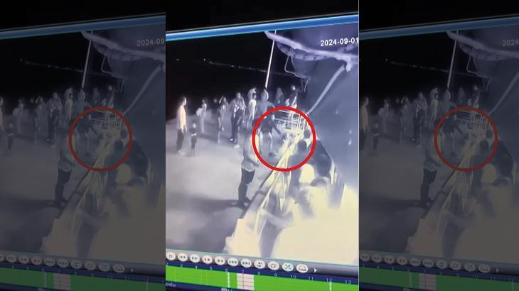 2 kişi iskele ile gemi ortasındaki boşluğa düştü, etraftakiler kurtardı