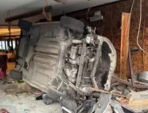 Arnavutköy’de dehşetli kaza! Araba taklalar atarak restorana bu türlü girdi