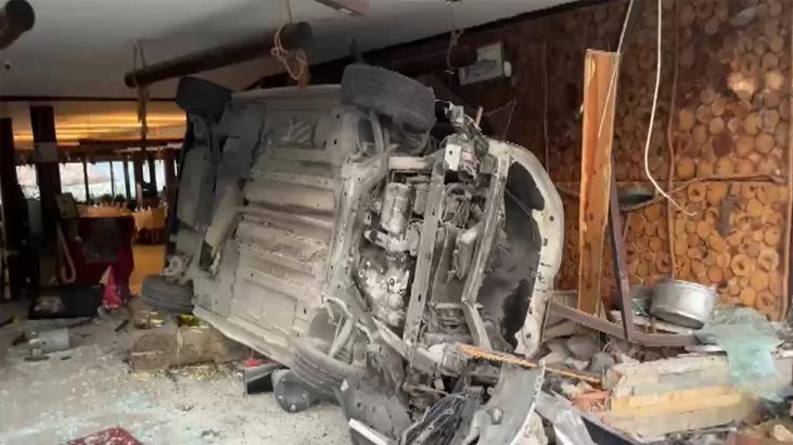 Arnavutköy’de dehşetli kaza! Araba taklalar atarak restorana bu türlü girdi