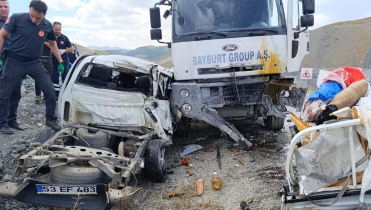 Kamyonla çarpışan kamyonet ikiye ayrıldı: 3 meyyit, 2 yaralı
