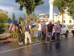 Yeni aldığı aracın üzerine ağaç devrildi! “Daha borcunu bile ödemedim”
