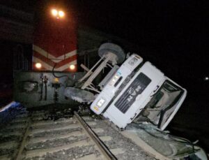 Edirne’de yolcu treni beton pompası aracına çarptı