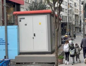Şişli’de İBB’nin yola taşıdığı trafoya esnaftan reaksiyon: Tüm esnaf şikayetçi