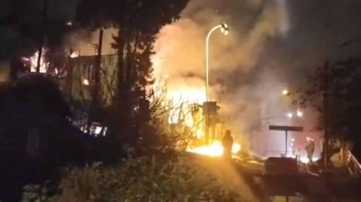 Üsküdar’da 2 katlı metruk bina alev alev yandı