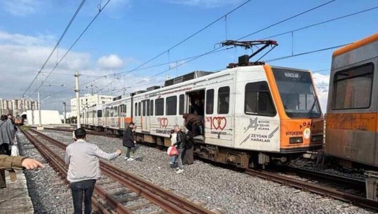 Adana’da faciadan dönüldü! Raydan çıkan metro vagonu direğe çarptı