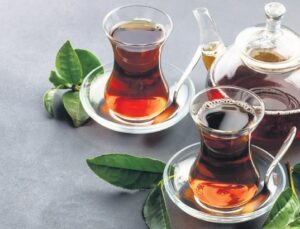 Çek bir demli çay cam demlikten