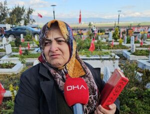 Sarsıntı şehitliğinde buruk bayram: Her sene evvelki yıldan daha acı