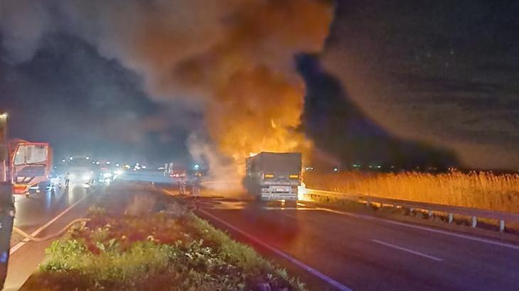 Bursa’da buğday yüklü TIR alev alev yandı