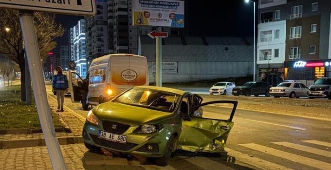Kayseri’de feci kaza! Araba ile ticari araç çarpıştı: 1 yaralı