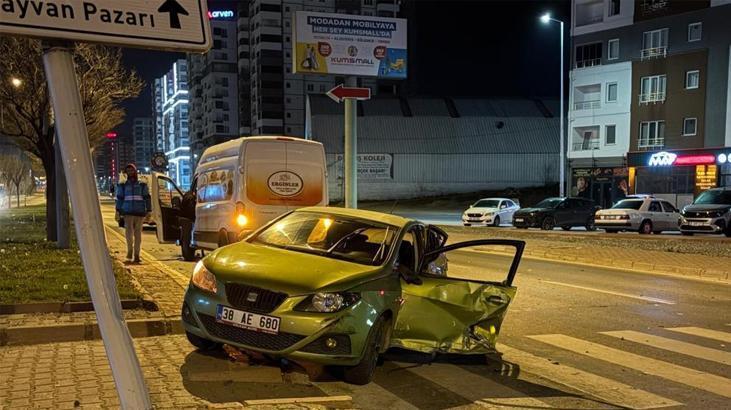 Kayseri’de feci kaza! Araba ile ticari araç çarpıştı: 1 yaralı