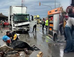 Kırmızı ışık ihlali faciaya dönüştü! Direğin altında kalan yaşlı adam öldü: Kızı hudut krizi geçirdi