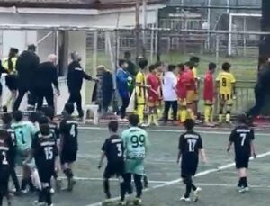 Maç bitti, alana atladı! Bayan hakeme taarruz teşebbüsü