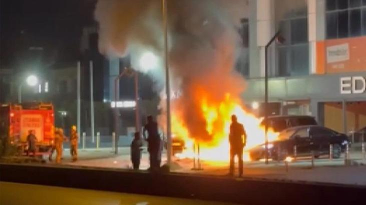 Bakırköy’de park halindeki 50 milyon TL bedelinde 4 araba yandı