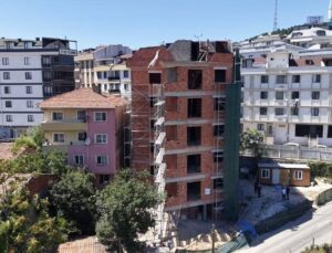 Çekmeköy’deki ‘eğri bina’ savında gerçek ortaya çıktı! Belediye Başkanı yerinde inceledi