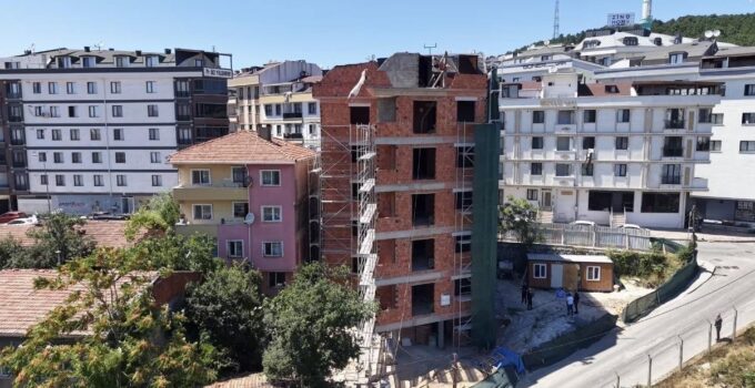 Çekmeköy’deki ‘eğri bina’ savında gerçek ortaya çıktı! Belediye Başkanı yerinde inceledi
