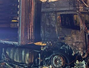 Cizre’de seyir halinde tır alev alev yandı