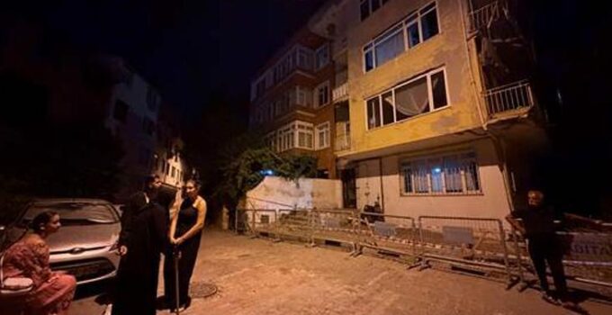 Büyük bir gürültüyle çöktü! 4 katlı bina acil tahliye edildi