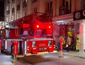 Esenyurt’ta otel yangını; mahsur kalanlar merdivenle tahliye edildi