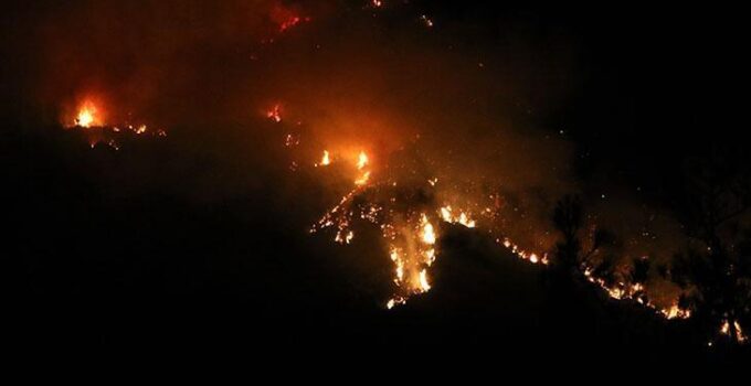 Kaş’taki orman yangınına grupların karadan müdahalesi akşam saatlerinde de sürüyor