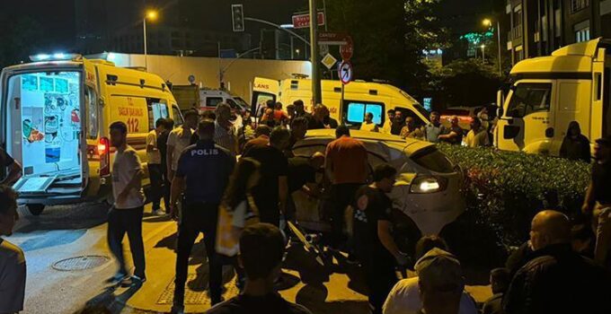 Ümraniye’de hafriyat kamyonu ile araba çarpıştı: 1’i ağır 4 yaralı